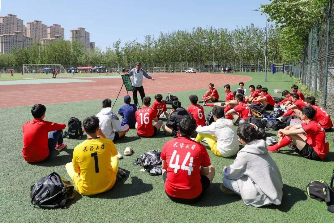 关于比赛激烈异常，球队依靠团队力量夺得胜利的信息