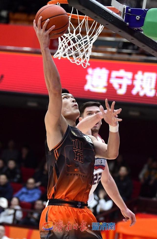 山东男篮全员出击，主场轻松获胜