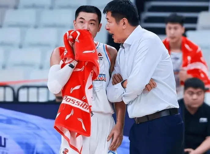 山东男篮全员出击，主场轻松获胜