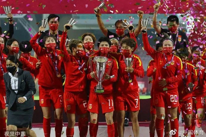 中国女足团结一心备战新一轮比赛，豪情满满