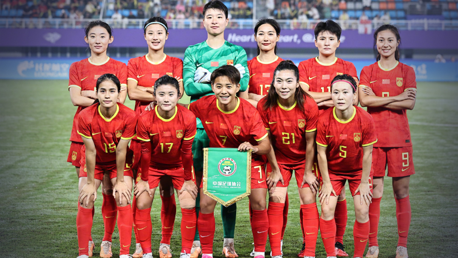 中国女足团结一心备战新一轮比赛，豪情满满