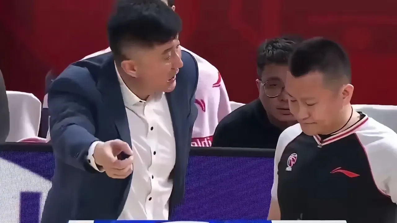 一决高下，双方展开激烈对抗