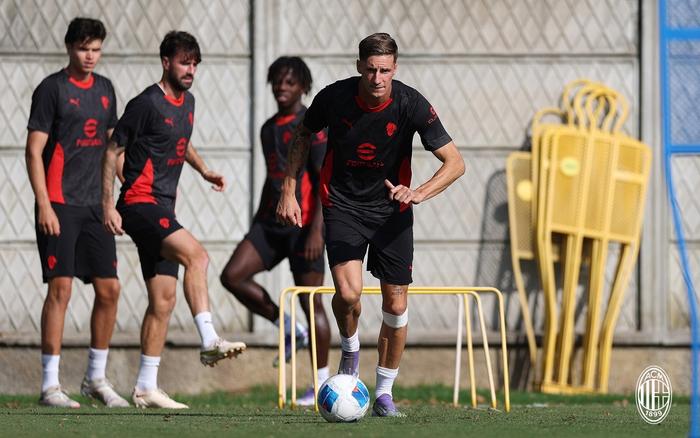 开云体育下载-AC米兰球员集中训练，备战下一场比赛