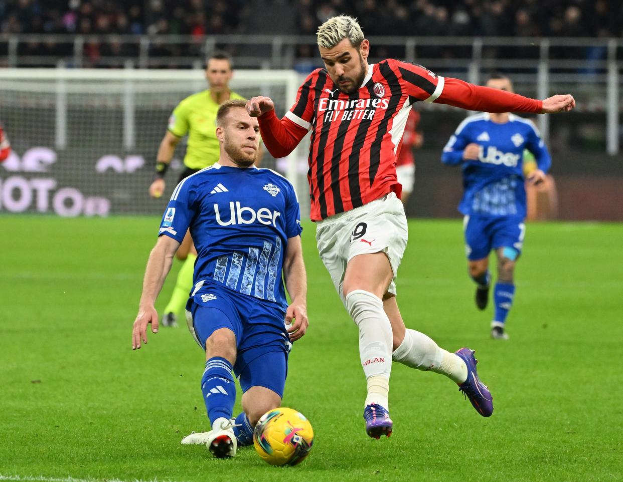 AC米兰球员集中训练,备战下一场比赛 AC米兰球员集中训练,备战下一场比赛