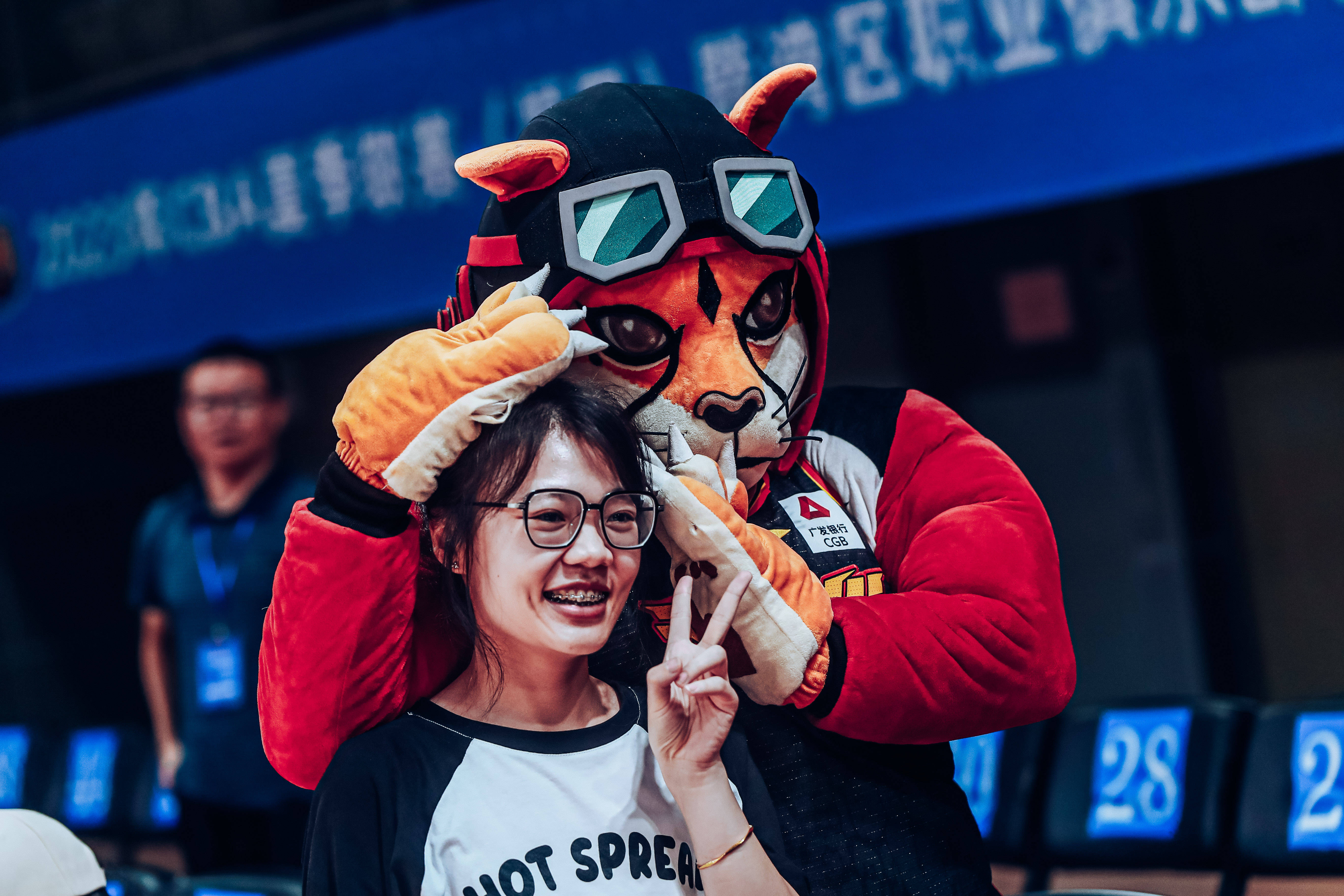 赛场上演精彩对决,球迷欣赏不已的简单介绍 赛场上演精彩对决,球迷欣赏不已的简单介绍