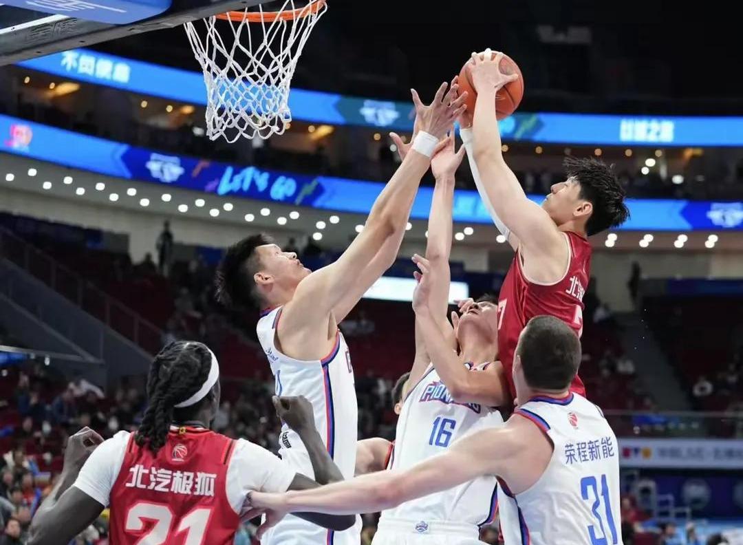 CBA季后赛一场争议比赛引发论战