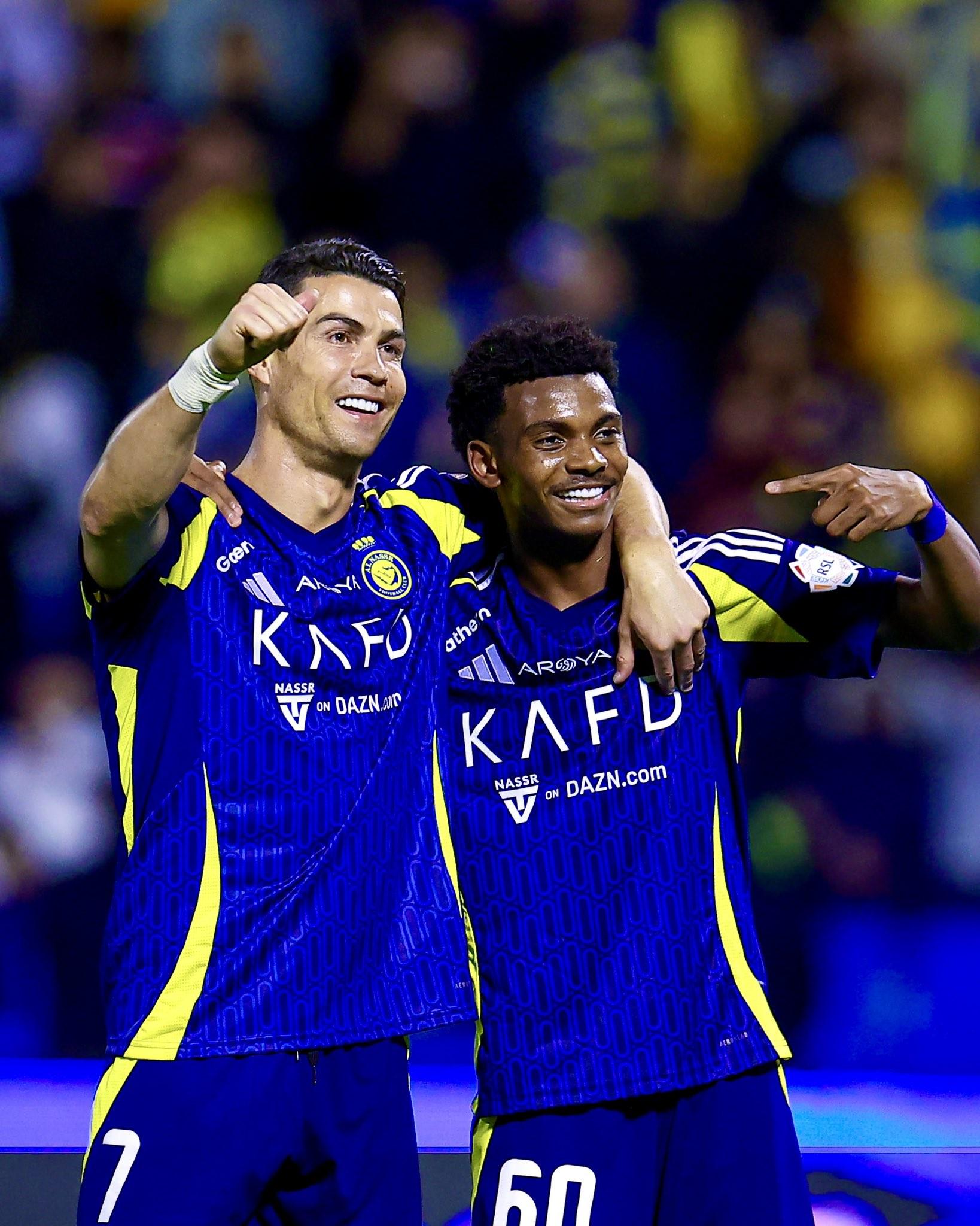 踢出进球绝技取胜,助球队晋级半决赛 踢出进球绝技取胜,助球队晋级半决赛