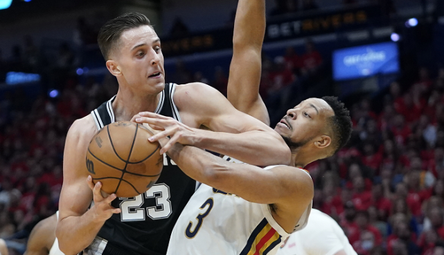 开云体育入口-马刺天王砍下32分却负前莫狼，顽强无果