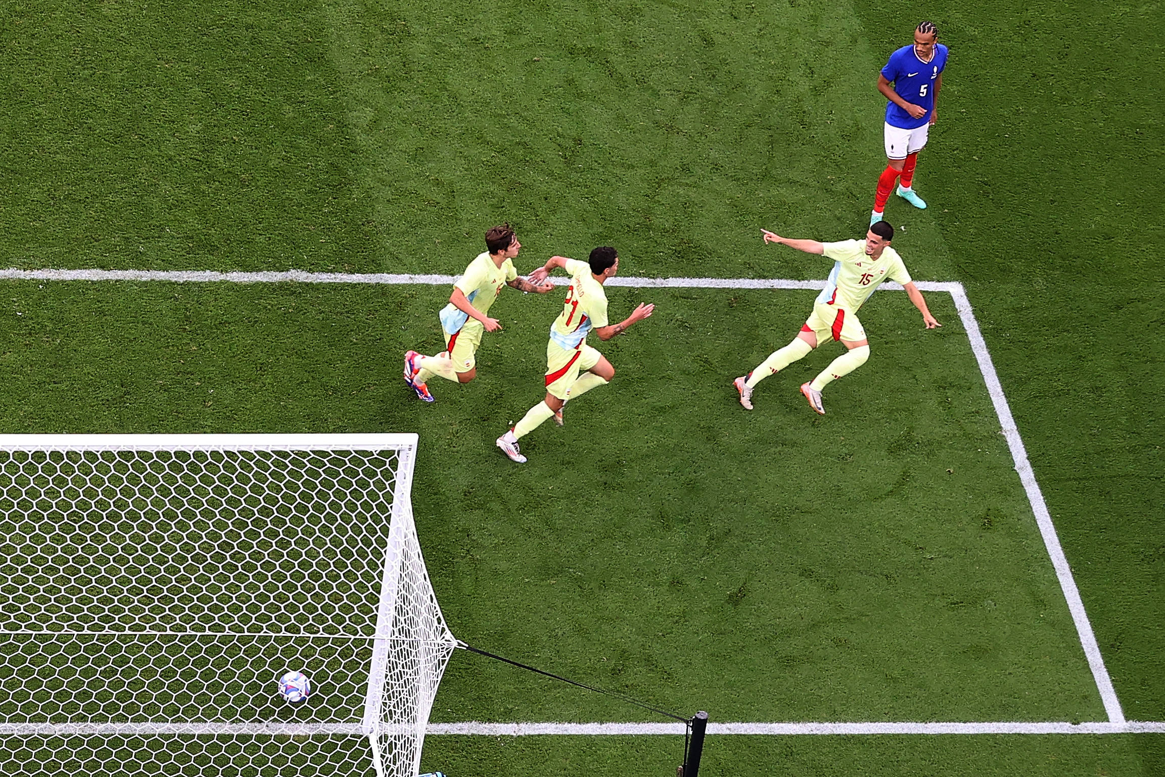 场上精彩瞬间回放，球星表现吸引全场目光的简单介绍