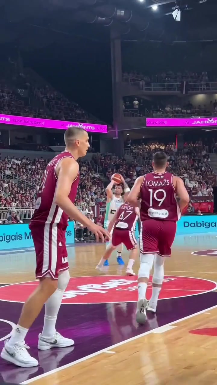 包含步行者险胜福建队，东契奇状态火热的词条